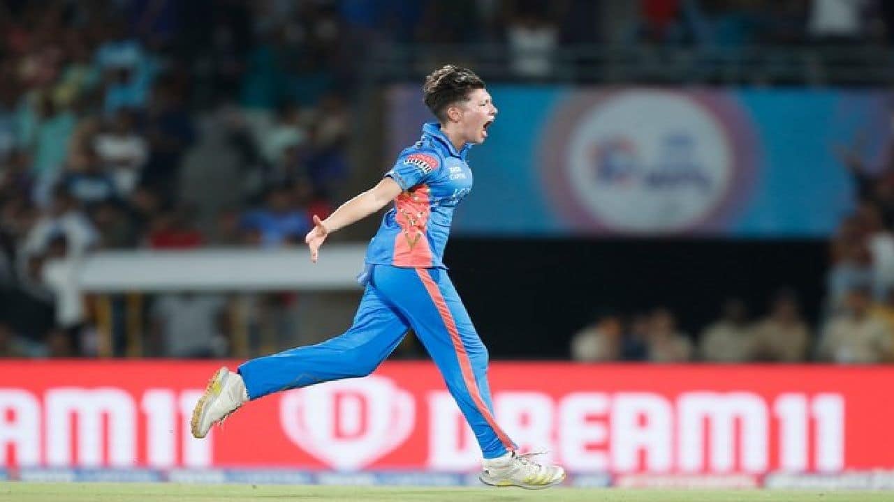 VIDEO: मुंबई इंडियंस की गेंदबाज ईसी वोंग ने रचा इतिहास, विमेंस प्रीमियर लीग में ली पहली हैट्रिक